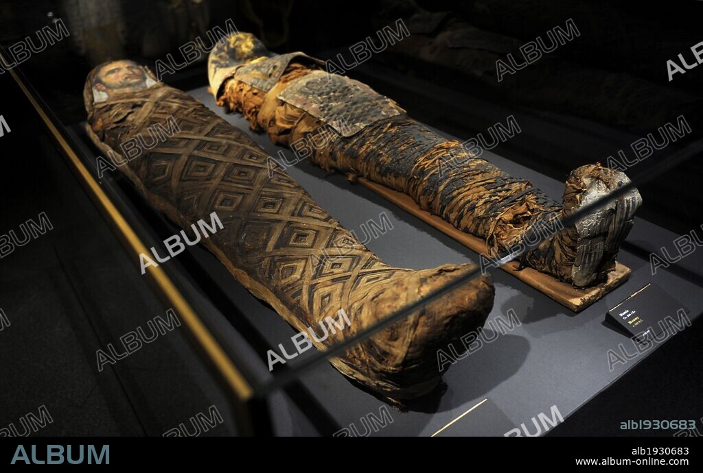 ARTE EGIPCIO. EGIPTO. MOMIAS. De derecha a izquierda: momia del 300 a. C. y momia del 50 a. C. Museo Carlsberg Glyptotek. Copenhague. Dinamarca. Norte Europa.