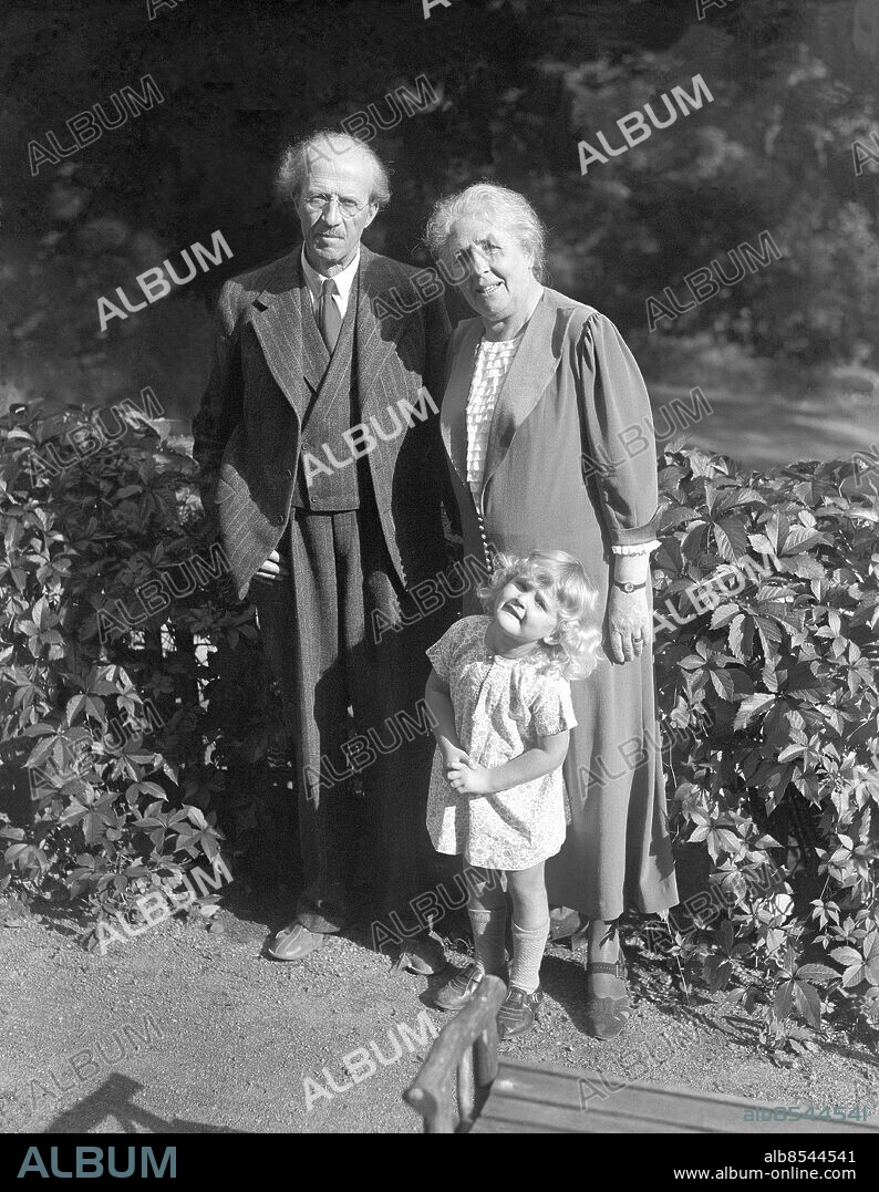 ARKIV 1938 . Makarna Elsa och Natanael Beskow, Elsa Beskow var författare och konstnär. Hon skrev och illustrade många av våra mest kända sagor, bla "Tant Grön, tant Brun och tant Gredelin". Maken Natanael Beskow var predikant och sociolog. Elsa and Natanael Beskow. She wrote and illustrated books for children. He was a preacher and author.. Foto: TT / Kod 1900.