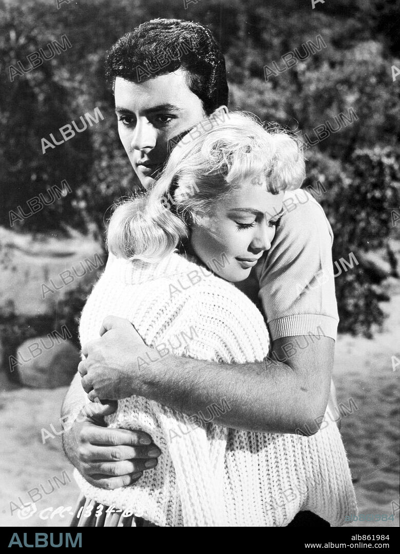 JAMES DARREN y SANDRA DEE en GIDGET, 1959, dirigida por PAUL WENDKOS. Copyright COLUMBIA PICTURES.