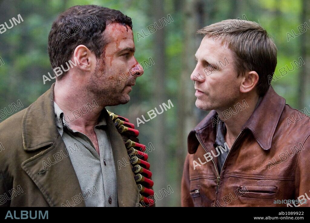 DANIEL CRAIG und LIEV SCHREIBER in DEFIANCE, 2008, unter der Regie von EDWARD ZWICK. Copyright BEDFORD FALLS COMPANY, THE/GROSVENOR PARK PROD./PISTACHIO P.