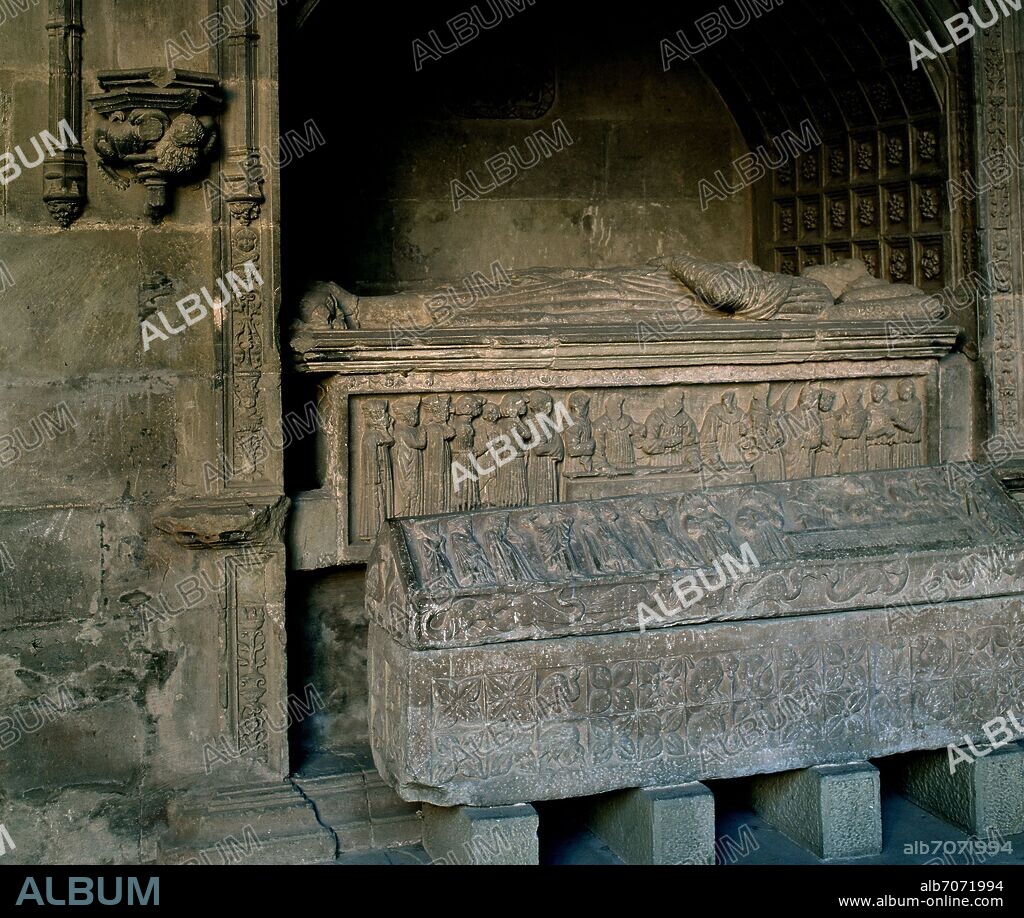 MAUSOLEO DE DIEGO LOPEZ DE HARO EN EL CLAUSTRO DEL MONASTERIO DE SANTA MARIA LA REAL DE NAJERA - URNAS ROMANICAS Y ARCO RENACENTISTA -.