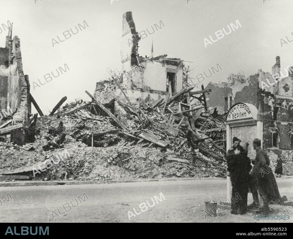 Berlin, summer 1945. World War II / End of the War. Ruins; Russian soldiers in front of a public map of the city. Photo, Yevgeny Khaldei.