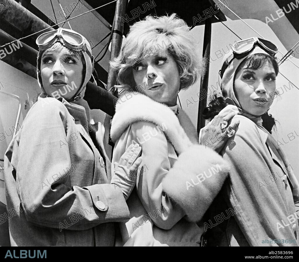 CAROL CHANNING, JULIE ANDREWS and MARY TYLER MOORE in THOROUGHLY MODERN MILLIE, 1967, directed by GEORGE ROY HILL. Copyright UNIVERSAL PICTURES.