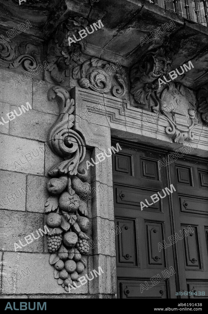 DOMINGO ANTONIO DE ANDRADE (1639-1712). RISTRA DE FRUTAS - DECORACION DE LA FACHADA DE LA CASA DE LA PARRA - 1685 - BARROCO GALLEGO - FOTOGRAFIA EN BLANCO Y NEGRO - AÑOS 60.