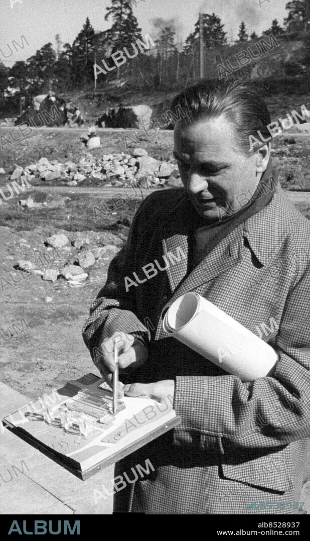 Stockholm 1959-04-04. Arkitekt SAR Erik Ahlin, konstruktören av det blivande Mörby Centrum. Foto: Jan Ehnemark / SvD / TT / kod 12014.