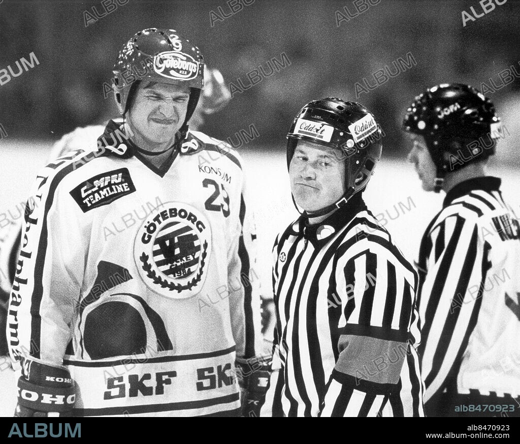 GÖTEBORG 1993-08-09.. Stefan Larsson - ishockeyspelare i Västra Frölunda verkar inte vara enig med domaren Thomas Gillberg. *** Local Caption *** GP Foto: Peter Claesson / Kamerareportage / TT / Kod: 2524.