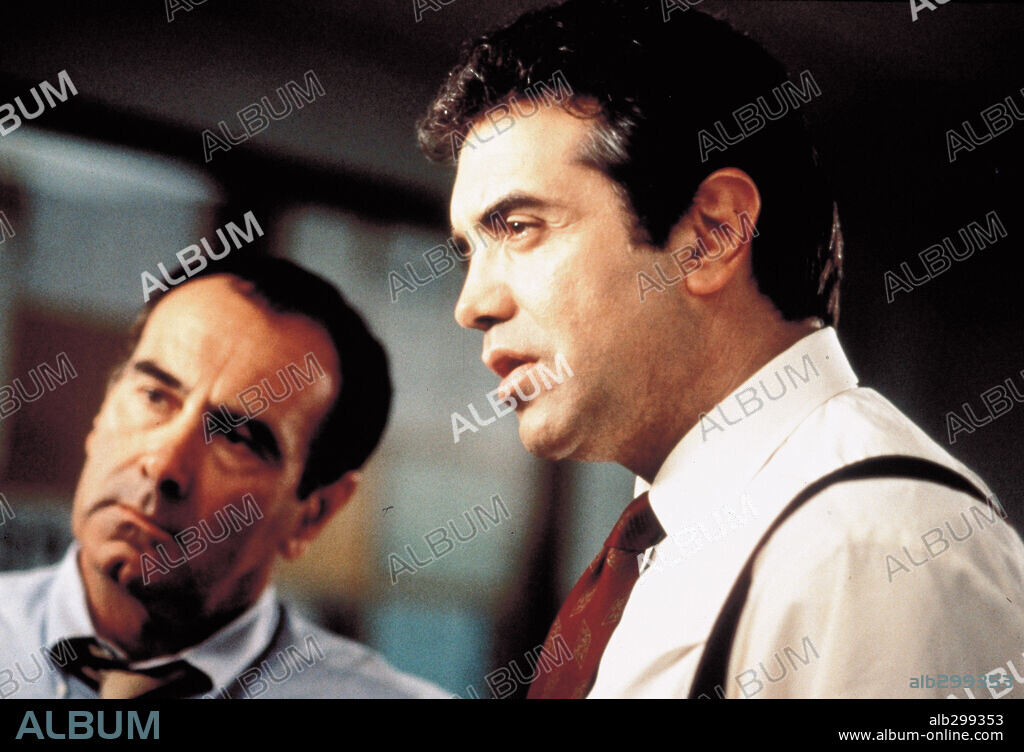 CHAZZ PALMINTERI et DAN HEDAYA dans THE USUAL SUSPECTS, 1995, réalisé par BRYAN SINGER. Copyright SPELLING FILMS INTERNATIONAL.