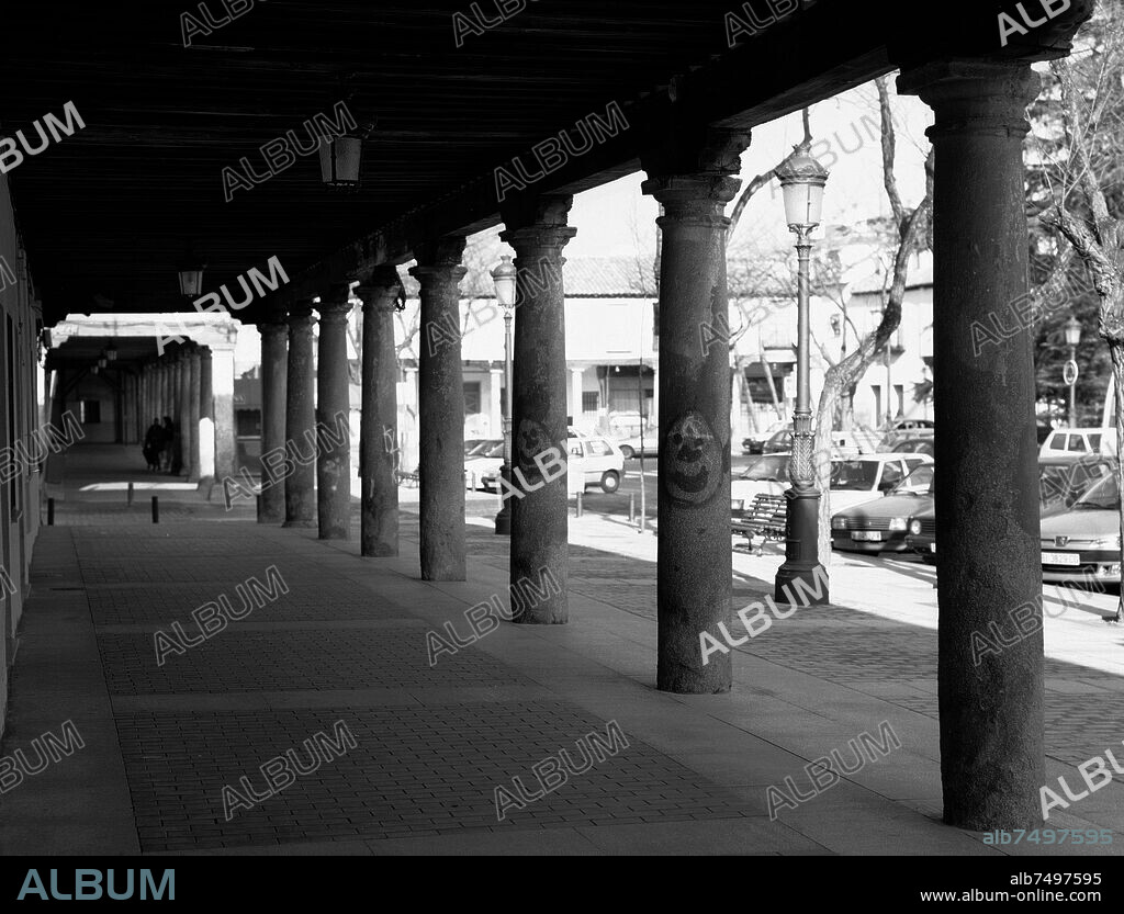 SOPORTALES DE LA PLAZA MAYOR DE BARAJAS - FOTOGRAFIA EN BLANCO Y NEGRO - AÑOS 60.