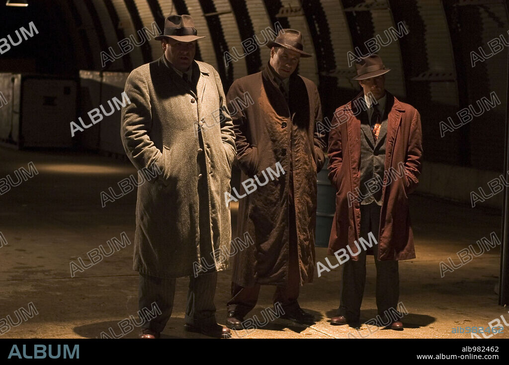 JAMES GANDOLFINI and JOHN TRAVOLTA in LONELY HEARTS, 2006, directed by TODD ROBINSON. Copyright MILLENNIUM FILMS/EMMETT/FURLA FILMS/EQUITY PICTURES MEDIENFO.