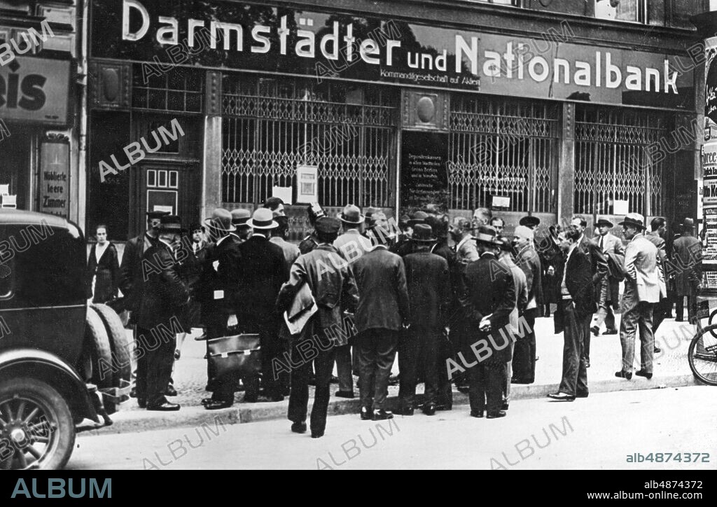 GERMANY BERLIN July 1931. Orig. caption ... THE PAYMENT IN THE DANAT BANK. The announcement by Danat-Bank / Darmstädter and Nationalbank / that they feel compelled to keep their switch closed today has, of course, provoked great oversight. U.B.z. In front of the branch in Belle-Alliance Square, a large crowd gathers to read the announced announcement. Photo: AB Text & Bilder / SVT / Code: 5600 Folder: German money crisis July 1931 + 1923 1526 Census sites: GERMANY; BERLIN PhotoDate: 1931-07- ??.