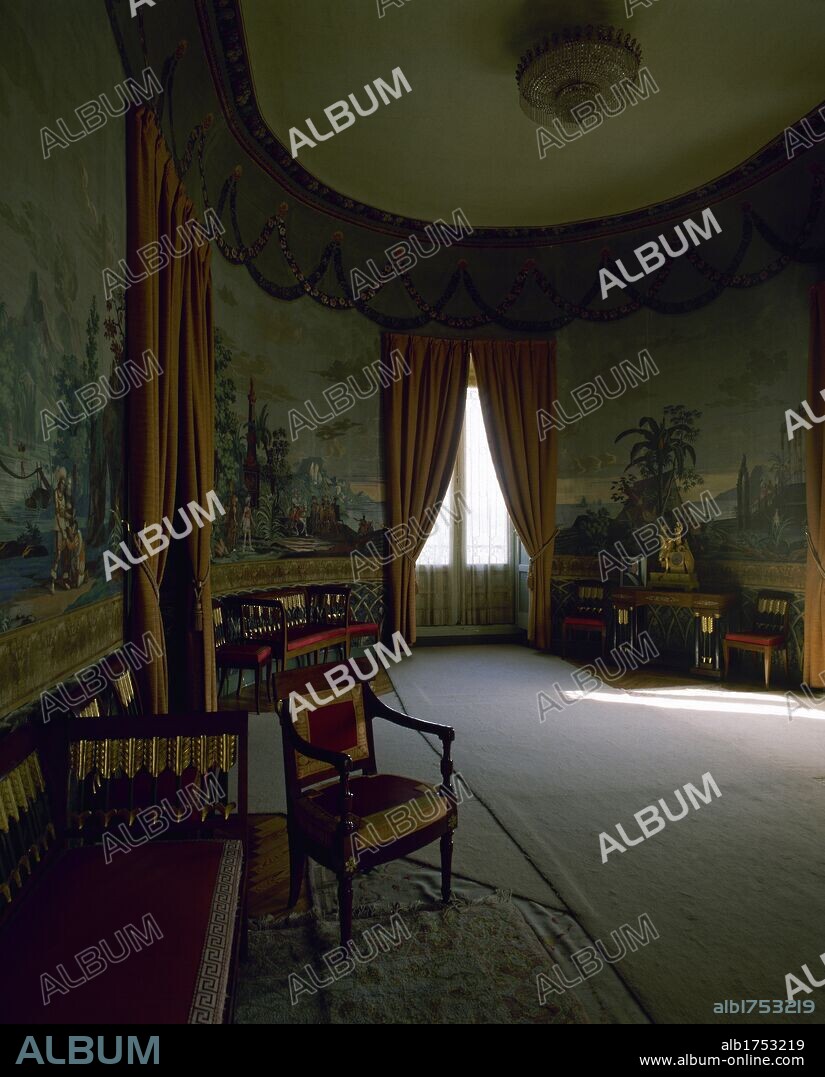 ARTE S. XVIII. ESPAÑA. LA QUINTA. Casa de campo construida en el siglo XVIII por don Alonso FERNANDEZ MANRIQUE DE LARA, duque de Arco y alcaide del Real Sitio de El Pardo. En 1745 su vidua donó la propiedad a Felipe V y a su esposa. Fue reconstruida en 1971. Vista del SALON EN EL QUE RECIBIA EL ENTONCES PRINCIPE DON JUAN CARLOS. EL PARDO. Comunidad de Madrid.