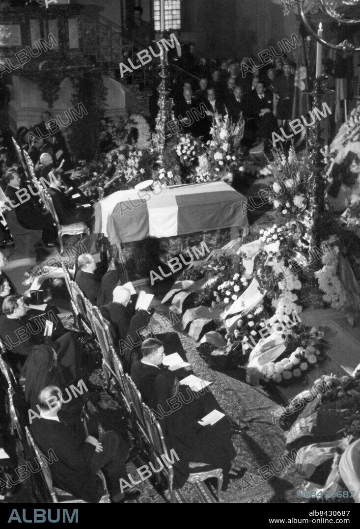 Orig. bildtext... FOLKE BERNADOTTES BEGRAVNING. En bild från koret med de närmast sörjande t.v. och kungahusets representanter t.h. Anm. F Bernadotte (1895-1948), greve af Wisborg, arméofficer, rödakorsledare och diplomat. Ledde flera räddningsaktioner för Röda Korset med de vita bussarna under andra världskriget. Medlare i Palestina på uppdrag av FN. Mördad 1948 av den sionistiska organisationen Sternligan. Anm. Kistor Hyllningar Kransar CD476 persons: FOLKE BERNADOTTE * sites: SVERIGE;STOCKHOLM.