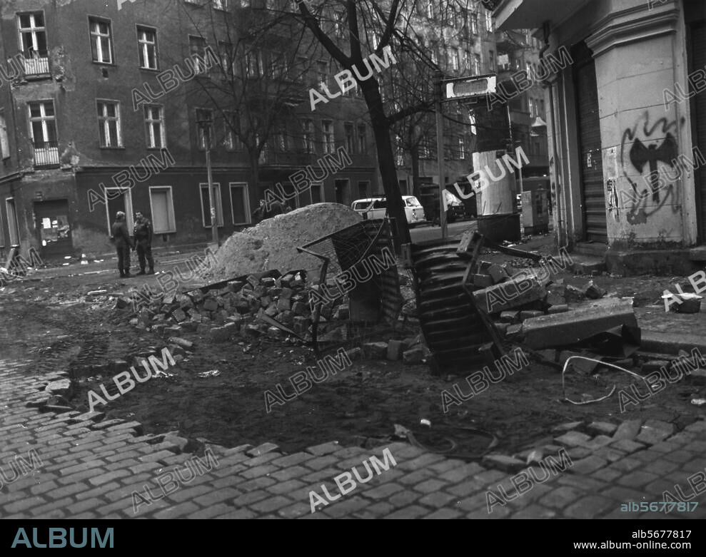 Berlin-Friedrichshain, Mainzer Straße. Die Mainzer Straße am Tag nach den Krawallen bei der polizeilichen Räumung von 13 besetzten Häusern. Foto, 15. November 1990.