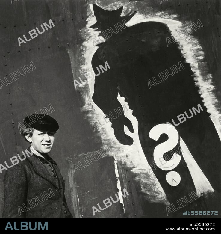 Geschichte / 2. Weltkrieg / Plakate und Propaganda:. "War propaganda against spies / Kriegspropaganda gegen Spione. (Celle, Dezember 1948: NS-Kriegspropaganda gegen sog. "Feind"-Spionage). Aus einer Serie: Leben im Nachkriegsdeutschland.