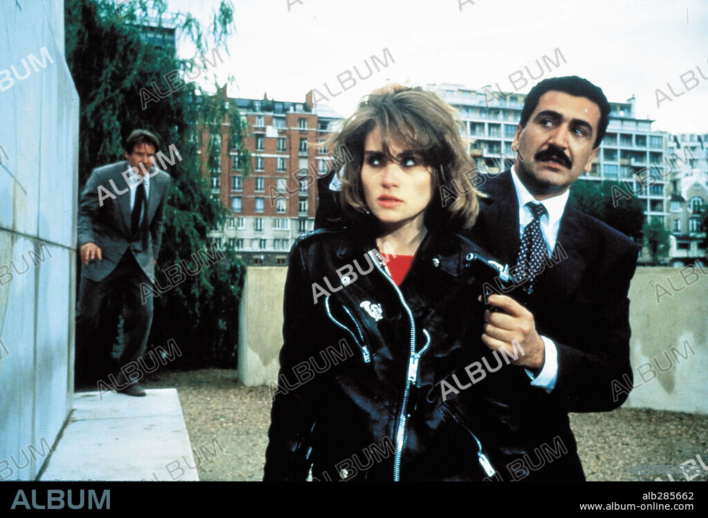 EMMANUELLE SEIGNER, HARRISON FORD and JOHN MAHONEY in FRANTIC, 1988, directed by ROMAN POLANSKI. Copyright WARNER BROTHERS.