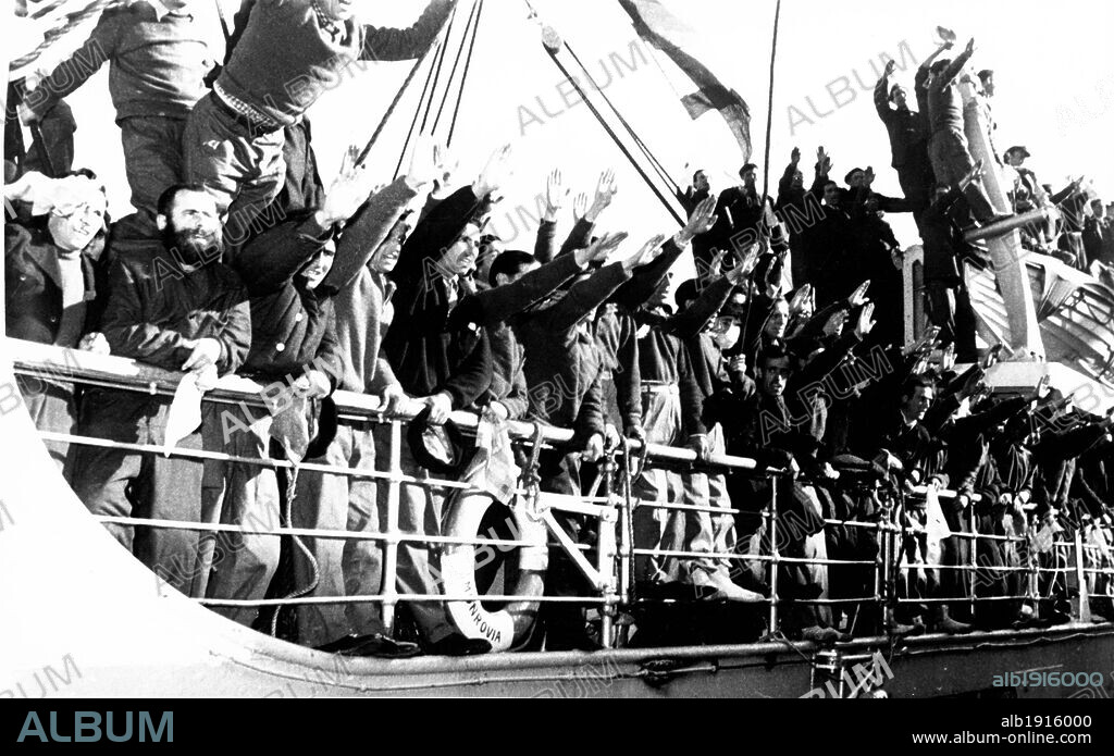 Repatriados de la división Azul a bordo del barco Semiramis, de la Cruz roja francesa, a su llegada a Barcelona. Año 1954.