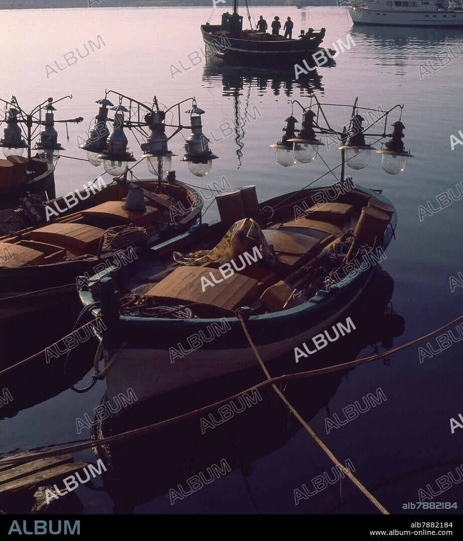 BARCOS PESQUEROS CON FOCOS PARA PESCA NOCTURNA EN EL PUERTO DE CAMBRILS - FOTO AÑOS 60.