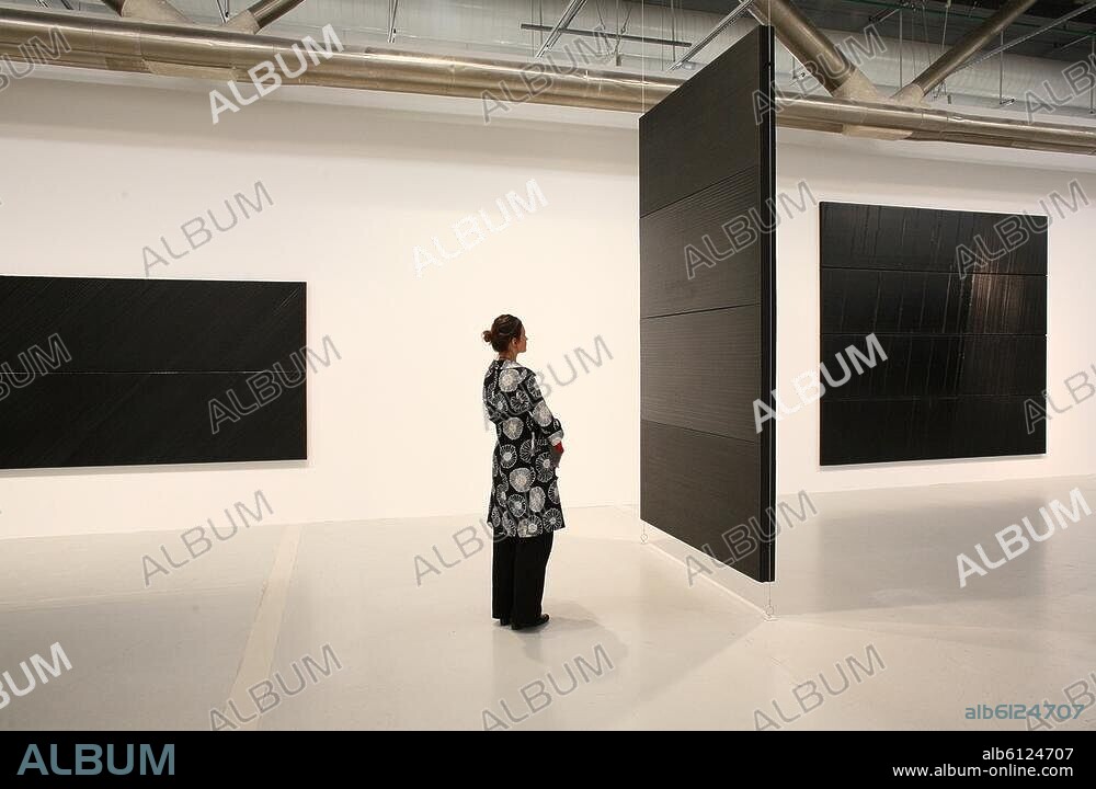 PIERRE SOULAGES. Ausstellungen / Kunstausstellungen:-Paris, Centre Pompidou, Ausstellung "Soulages", 14.10.2009-8.3.2010: Besucherin beim Betrachten der ausgestellten Werke.-Foto, Oktober 2009.