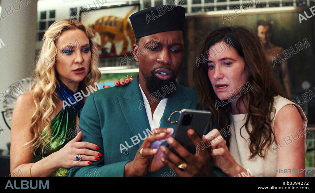 KATE HUDSON, KATHRYN HAHN and LESLIE ODOM JR in GLASS ONION: A KNIVES OUT MYSTERY, 2022, directed by RIAN JOHNSON. Copyright T-Street.