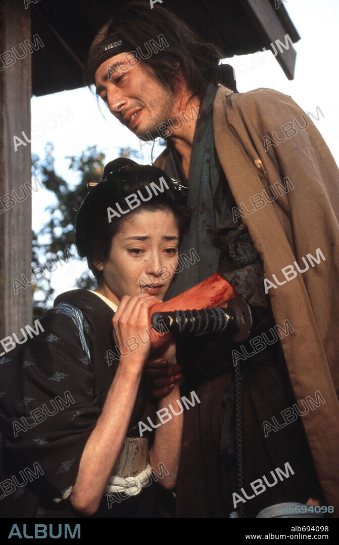 HIROYUKI SANADA y RIE MIYAZAWA en EL OCASO DEL SAMURAI, 2002 (TASOGARE SEIBEI), dirigida por YOJI YAMADA. Copyright HAKUHODO INCORPORATED / Cortesía.