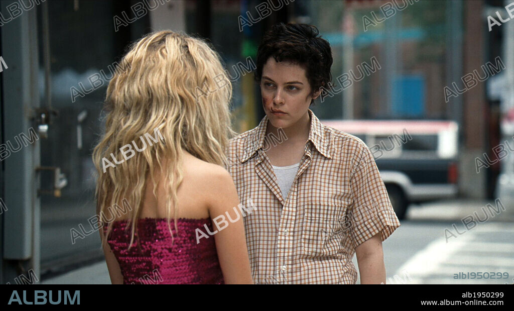 JUNO TEMPLE and RILEY KEOUGH in JACK AND DIANE, 2012, directed by BRADLEY RUST GRAY. Copyright DEERJEN FILMS.
