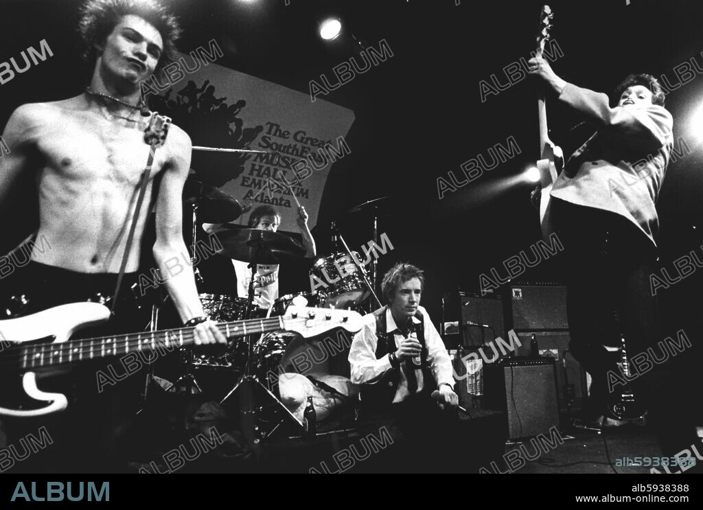 Die britische Punkrockband "Sex Pistols" bei ihrem Debut in der amerikanischen Stadt New York am 5.Januar 1978. Sid Vicious am Bass (li.), Drummer Paul Cook, Sänger Johnny Rotten (sitzend) und Leadgitarrist Steve Jones (re.). 05/01/1978