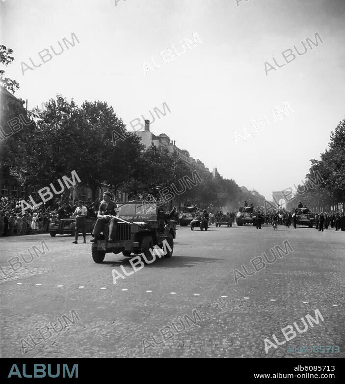 2. Weltkrieg / Frankreich: Befreiung ("Libération") von Paris am 25. August 1944.-Parade der Alliierten (US-Truppen und franz. Panzertruppen von Gen. Leclerc) auf den Champs Elysées.-Foto, 26.8.1944.