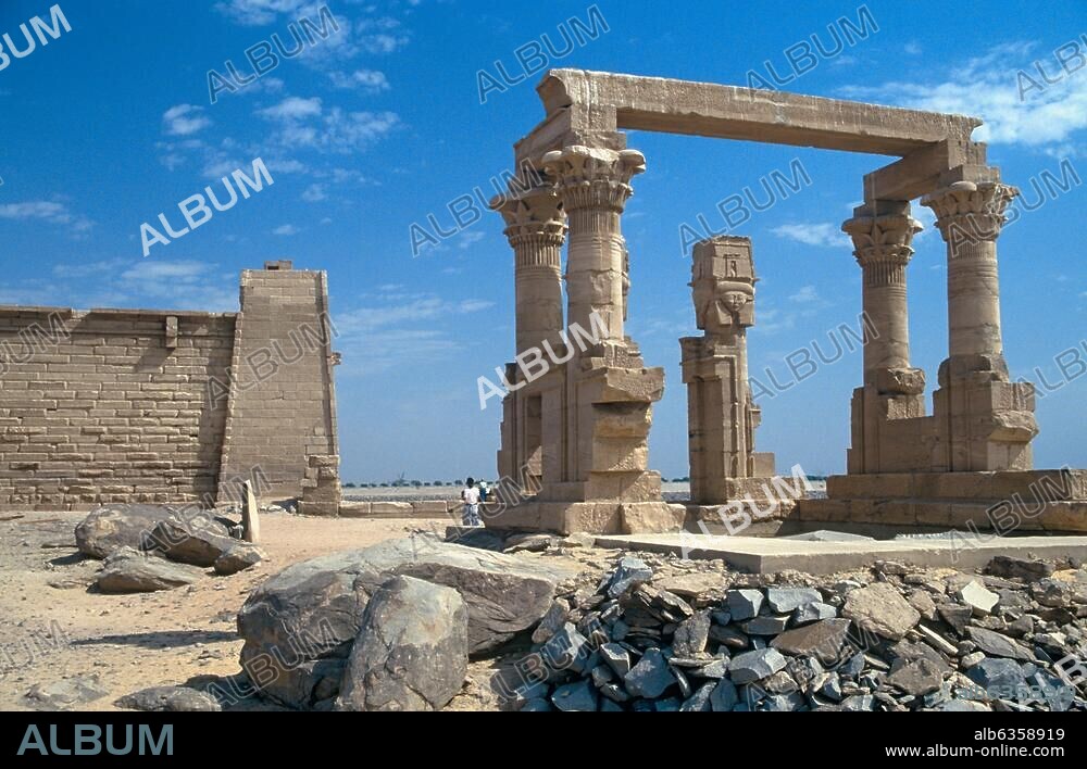 Kalabscha, Tempel von Kertassi, links der Tempel von Kalabscha (Mandulis-Tempel, erbaut in der Zeit des römischen Kaisers Augustus, 1.Jh.v.Chr./1.Jh.n.Chr.). Beide Tempel wurden wegen des Nasser-Sees aus Nubien hierher versetzt. südlich von Assuan (Ägypten, Oberägypten). Kalabsha, temple of Kertassi, left the temple of Kalabsha Kalabscha, Oberägypten, Ägypten.