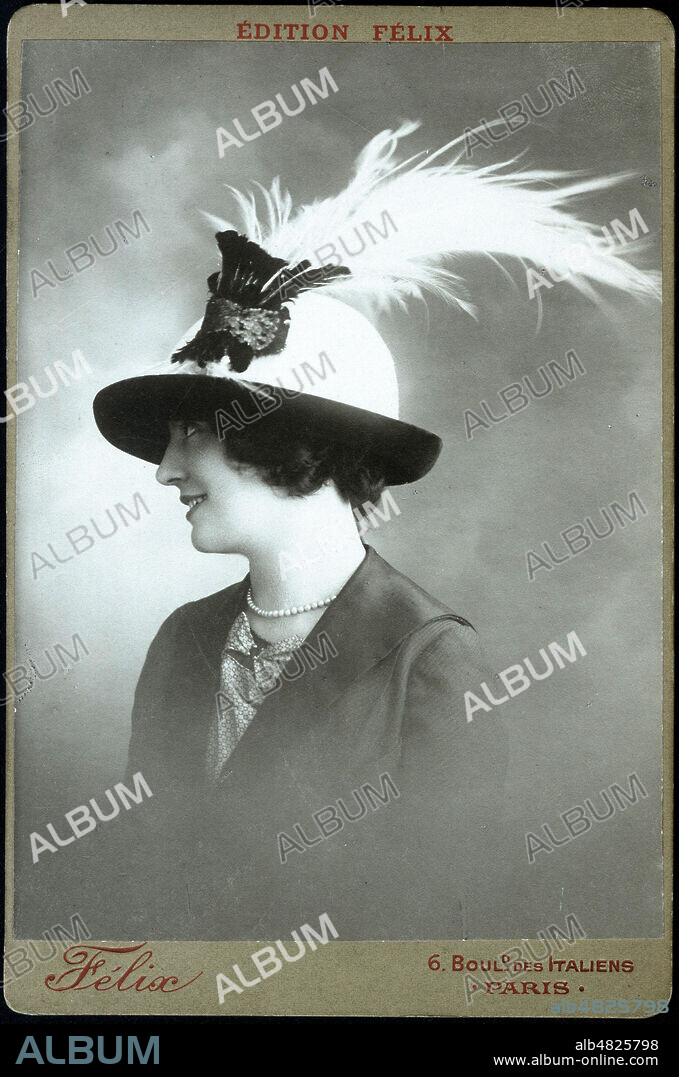 Belle jeune femme de profil portant un chapeau avec une aigrette, un rang de perles au cou. au dos 18 juin 1911, Marguerite VIGIER. Photo de studio Felix, Bd des Italiens. Credit Collection KHARBINE TAPABOR.