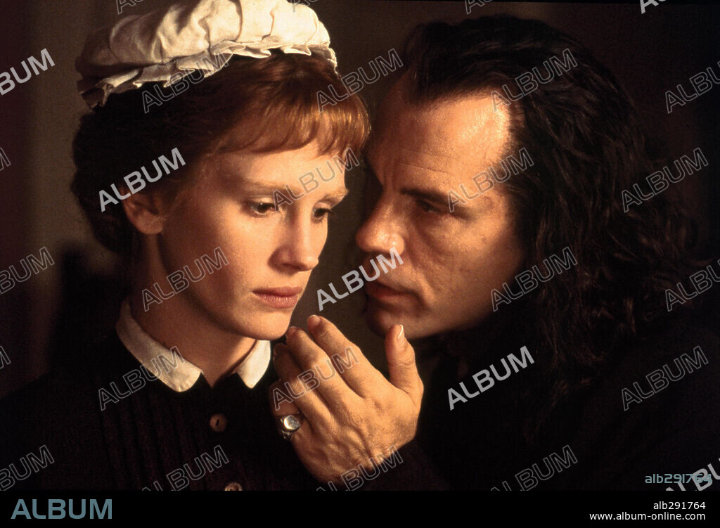 JOHN MALKOVICH y JULIA ROBERTS en MARY REILLY, 1996, dirigida por STEPHEN FREARS. Copyright TRI STAR PICTURES.