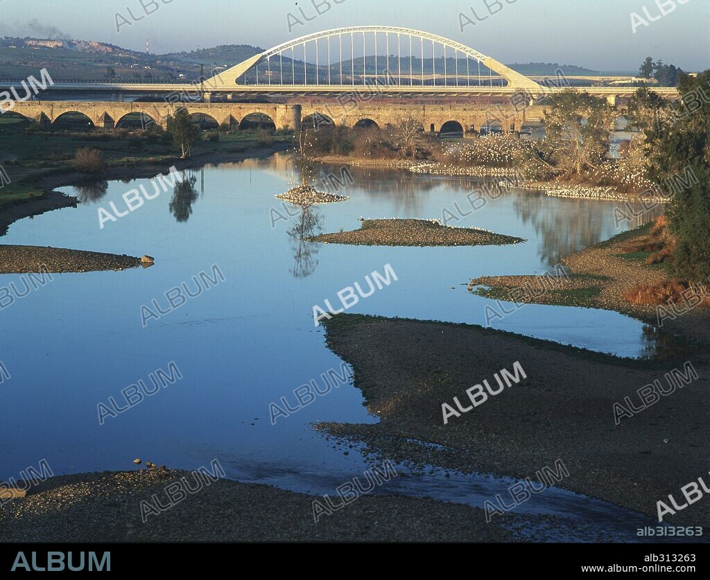 Puente Romano, con río Guadiana en primer término y Puente Nuevo al fondo. Mérida, Badajoz, Extremadura.