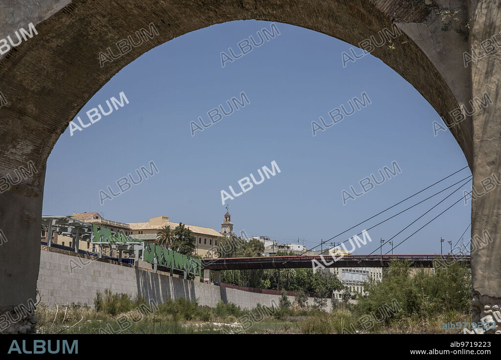 Gandía (Valencia), 12/07/2018. Vista del puente viejo y la Colegiata de Santa María desde el cauce del río Serpis. Foto: Mike Ponce ARCHDC.