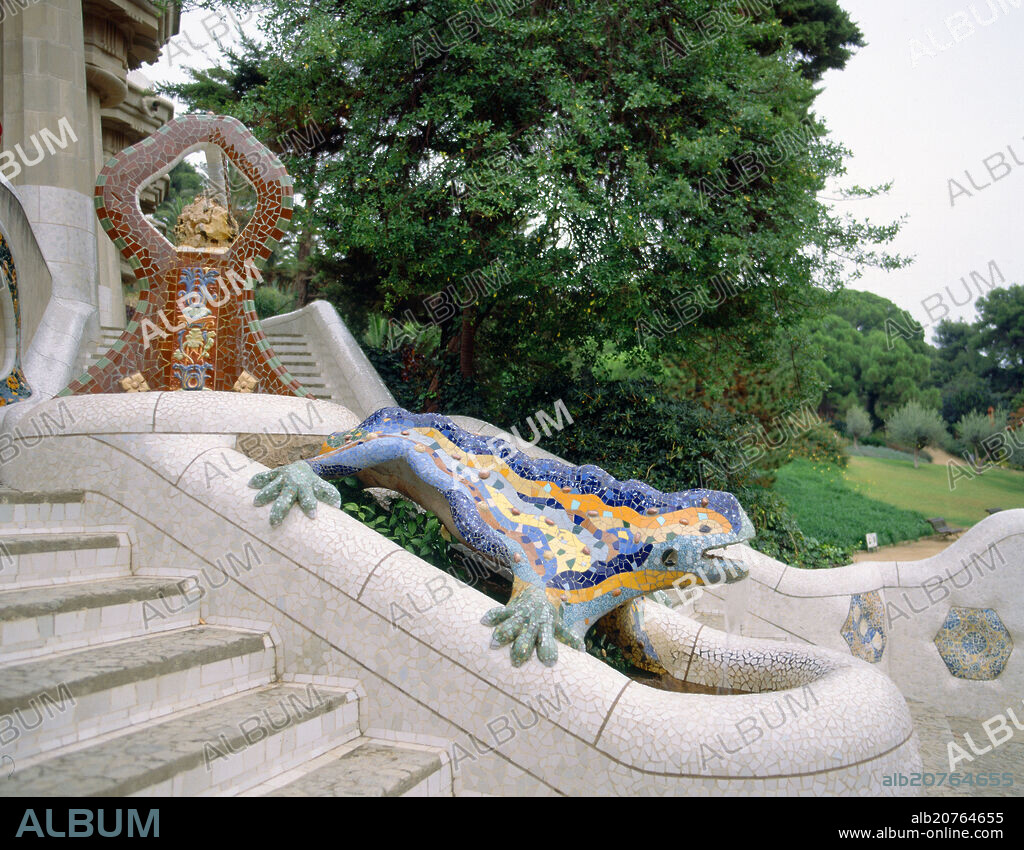 ANTONI GAUDÍ. ESCALINATA DEL PARQUE GÜELL DE DOBLE RAMPA DECORADA CON UN LAGARTO O DRAGON MULTICOLOR Y UN TRIPODE- 1900/1914.