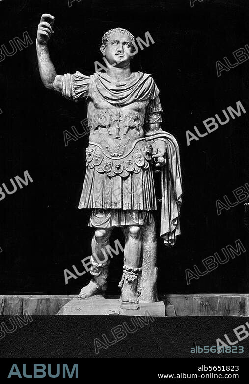 Titus (Titus Flavius Vespasianus), röm. Kaiser (79-81 n. Chr.). 30.12.39 - bei Reate 13.9.81. Panzerstatue des Kaisers Titus. Skulptur, römisch, um 79 n. Chr. Marmor, Höhe 211 cm. Fundort: Herkulaneum, sog. Basilika. (Augusteum). Inv. Nr. 6059. Neapel, Museo Nazionale Archeologico.