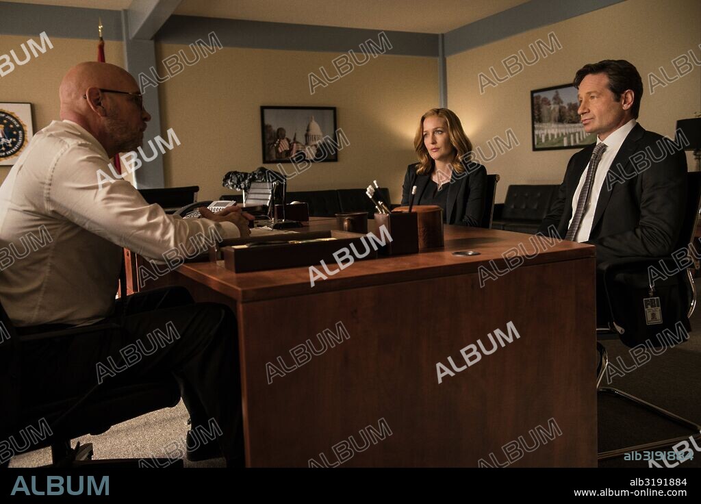 DAVID DUCHOVNY, GILLIAN ANDERSON and MITCH PILEGGI in THE X-FILES, 2016, directed by CHRIS CARTER. Copyright 20th CENTURY FOX TELEVISION/TEN THIRTEEN PRODUCTIONS.