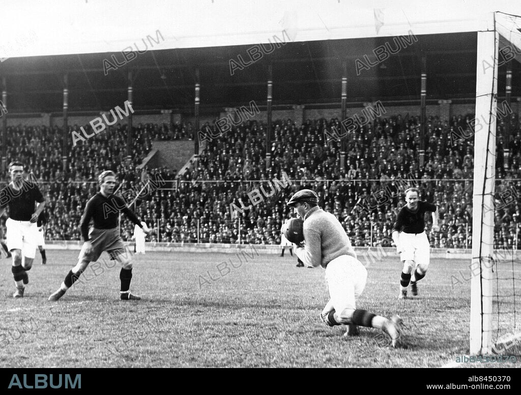 1931-10-04.. AIK:s målvakt Eivar Widlund i arbete när AIK möter Örgryte i en fotbollsmatch. 2:a frv ses Sven Rydell, Örgryte.. Foto: Text & Bilder / SVT / Kod: 5600. Mapp: Div. A.I.Kmatcher före 1937 I:7A1. Matchbilder Målvakter Räddningar.