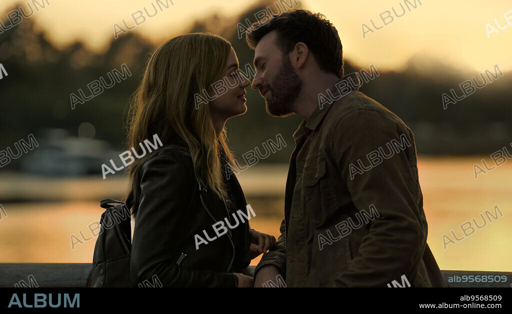 ANA DE ARMAS and CHRIS EVANS in GHOSTED, 2023, directed by DEXTER FLETCHER. Copyright Apple Original Films.
