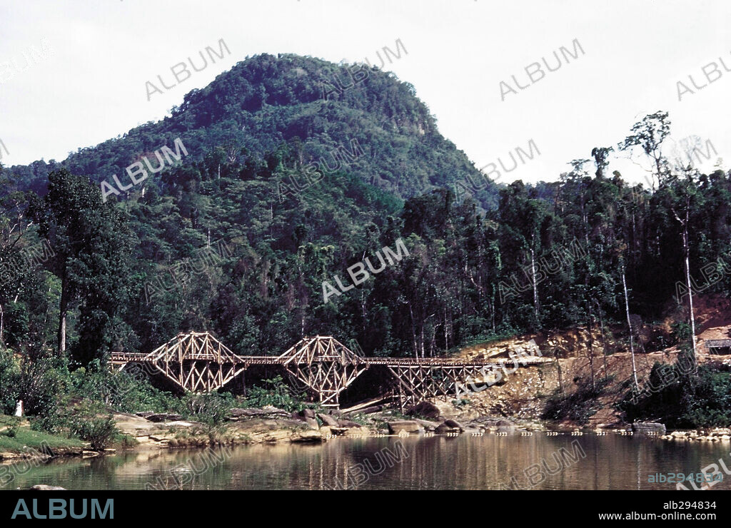 EL PUENTE SOBRE EL RÍO KWAI, 1957 (THE BRIDGE ON THE RIVER KWAI), dirigida por DAVID LEAN. Copyright COLUMBIA PICTURES.