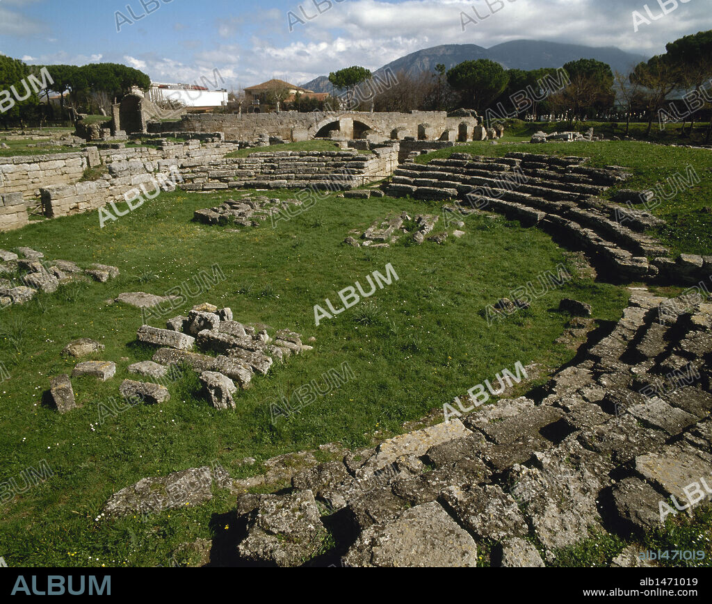 ARTE GRIEGO. MAGNA GRECIA. ITALIA. PAESTUM (antigua ciudad griega de Poseidonia o Posidonia). Vista general de la zona arqueológica perteneciente a la antigua ciudad de época griega. Restos arqueológicos. La Campania. Sur de Italia. Europa.