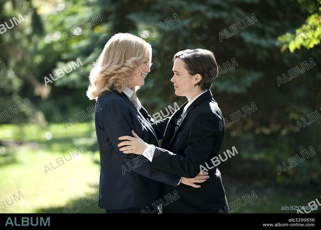 ELLIOT PAGE y JULIANNE MOORE en FREEHELD, UN AMOR INCONDICIONAL, 2015 (FREEHELD), dirigida por PETER SOLLETT. Copyright DOUBLE FEATURE FILMS.