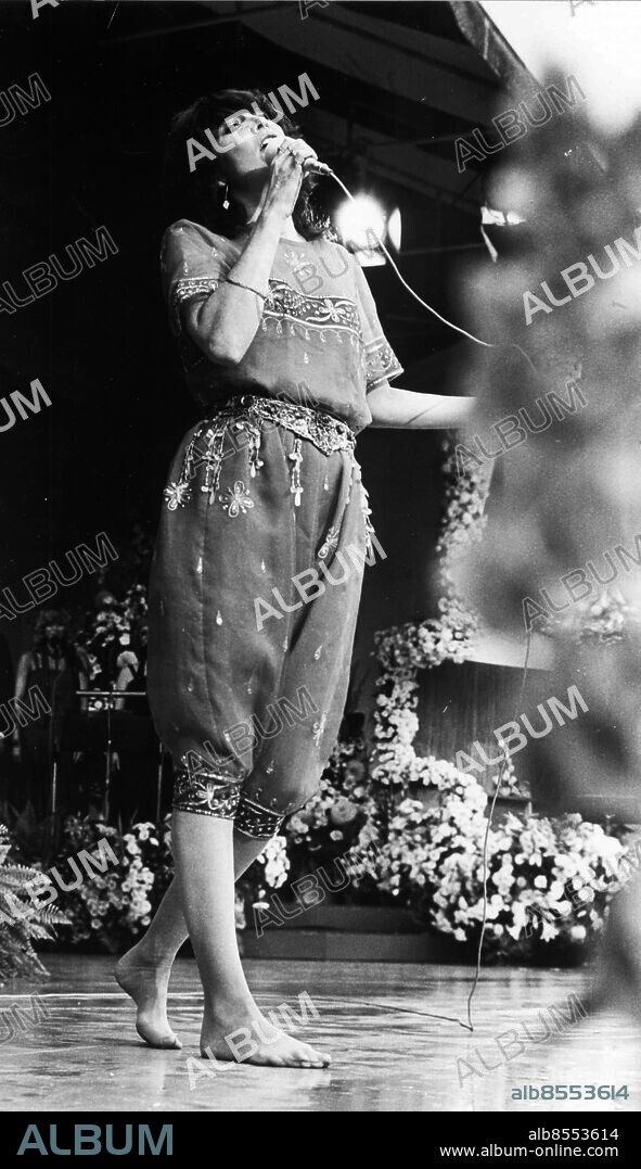 Göteborg 1981-08-23. Sandie Shaw med strumpor men utan skor sjunger Puppit on a stringi en tv-gala där låten blev tvåa i en omröstning om Tidernas Grand Prix-melodi - vann gjorde Israels Hallelujah *** Local Caption *** GP Foto: Frank Palm. KAMERAREPORTAGE.