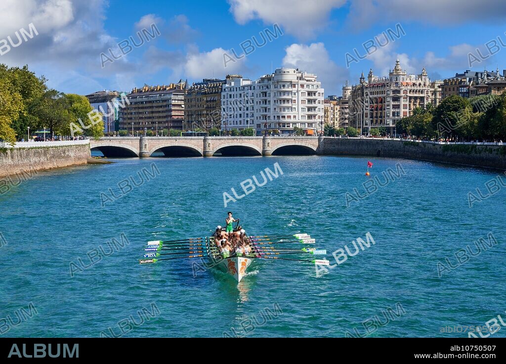 Regata de Traineras, modalidad femenina, Rio Urumea, Puente de Santa Catalina, Donostia, San Sebastian, Gipuzkoa, Basque Country, Spain, Europe.
