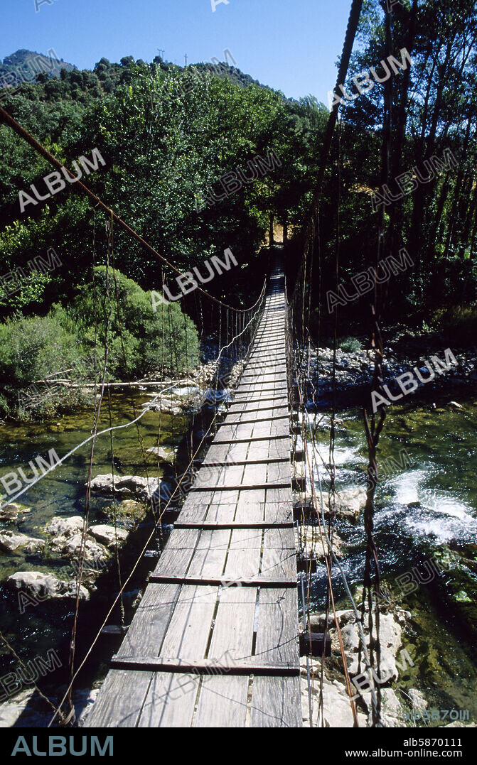 cerca de Artozqui; puente colgante sobre río Irati; Valle de Irati (Pirineos).