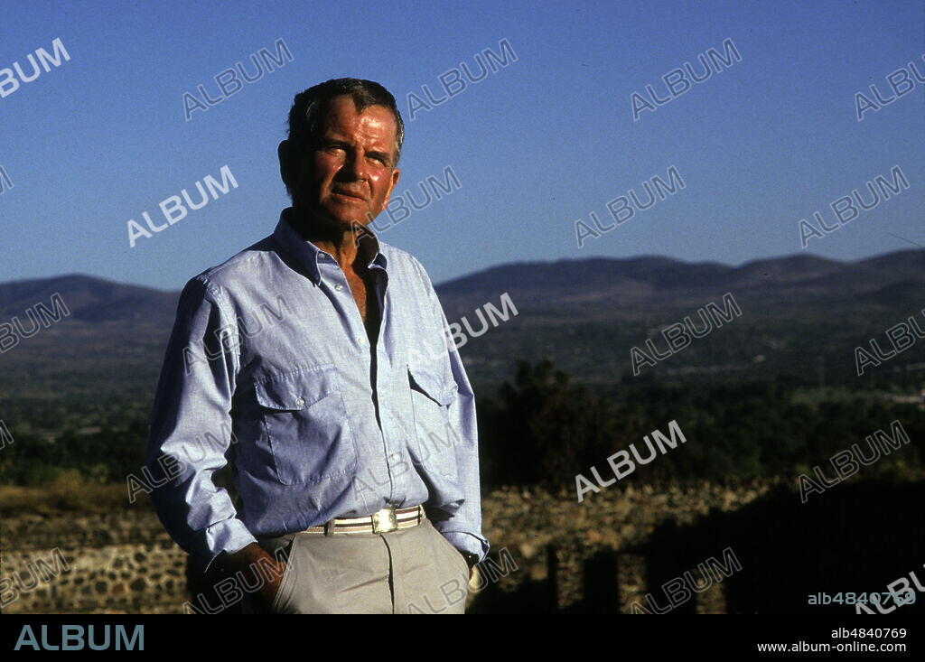 IAN HOLM. June 19, 2020: English actor Sir IAN HOLM the legendary actor who played Bilbo Baggins in 'The Lord of the Rings movies, died in London at age 88 due to issues related to Parkinsons disease. Holm also received the 1967 Tony Award for Best Featured Actor for his performance in The Homecoming and the 1998 Award for Best Actor for his performance in the title role of King Lear. He won the 1981 BAFTA Award for Best Actor in a Supporting Role for his role as athletics trainer and in Chariots of Fire, for which he was also nominated for an Academy Award. PICTURED: Nov 01, 1986 - Mexico City, Mexico - English actor SIR IAN HOLM starred as Bernard Samson in the 1988 television adaptation of Len Deighton's spy trilogy 'Game Set and Match' composed of 3 stories Berlin Game, Mexico Set and London Match. Shown here on location in Mexico City. (Credit Image: © Bernard Fallon/ZUMA Press).