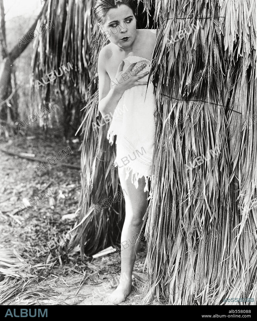 CLARA BOW en ELLO, 1927 (IT), dirigida por CLARENCE G. BADGER. Copyright PARAMOUNT PICTURES.