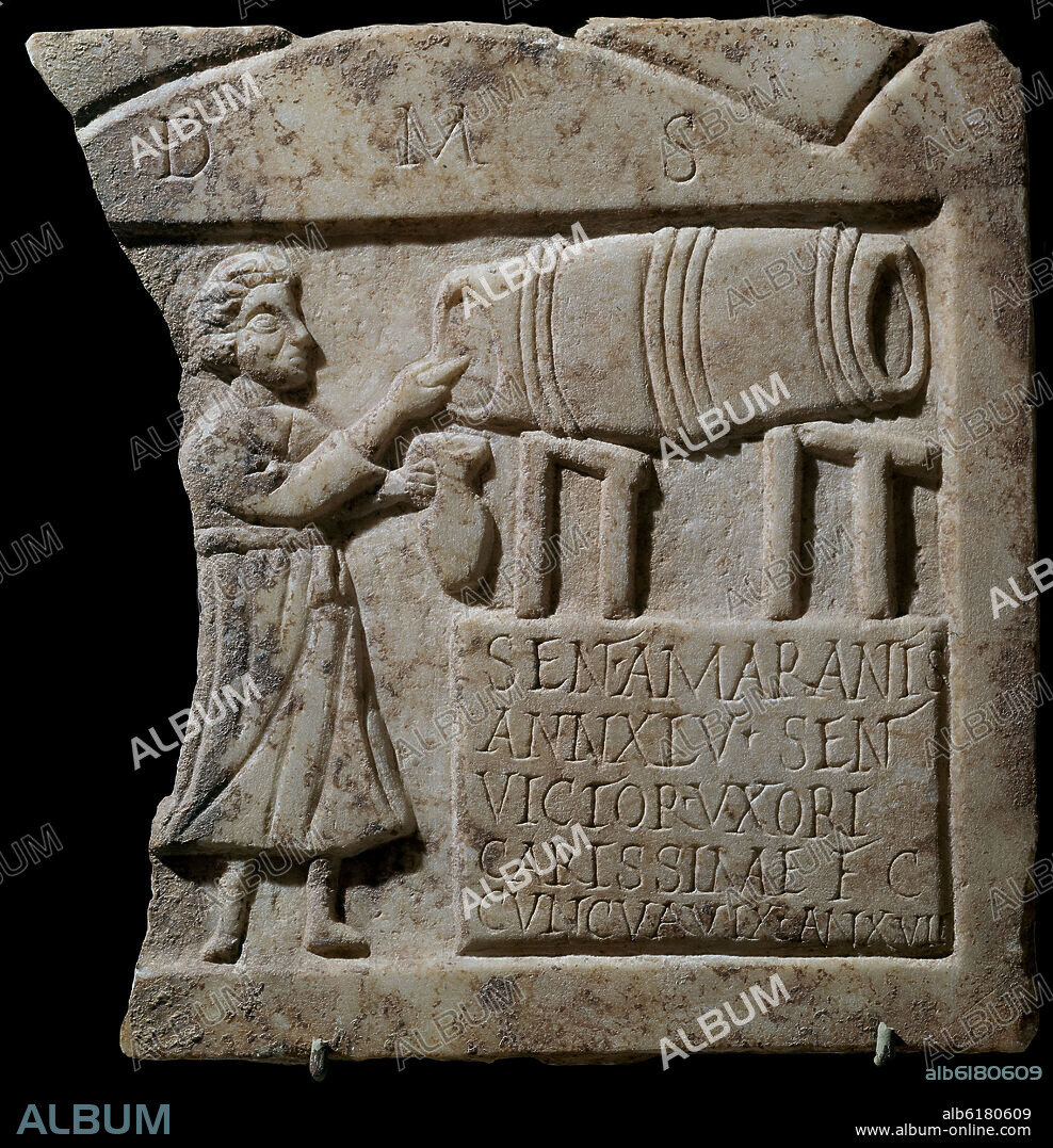 ESTELA FUNERARIA DE SENTIA AMARANIS LA"ESPOSA DEL TABERNO"-RELIEVE ROMANO-S I DC- ANTES DE RESTAURAR.