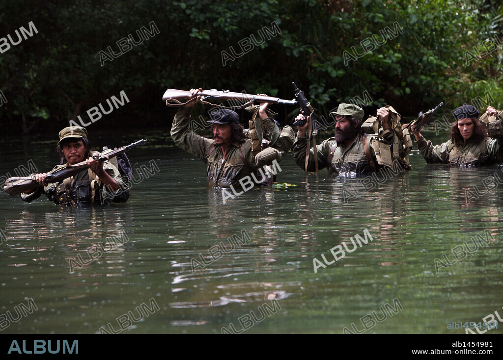 CARLOS BARDEM, FRANKA POTENTE, JORGE PERUGORRIA y JUAN SALINAS en CHE: GUERRILLA, 2008 (CHE: PART TWO), dirigida por STEVEN SODERBERGH. Copyright Laura Bickford productions/morena films/ telecinco/ / ISASI, TERESA.