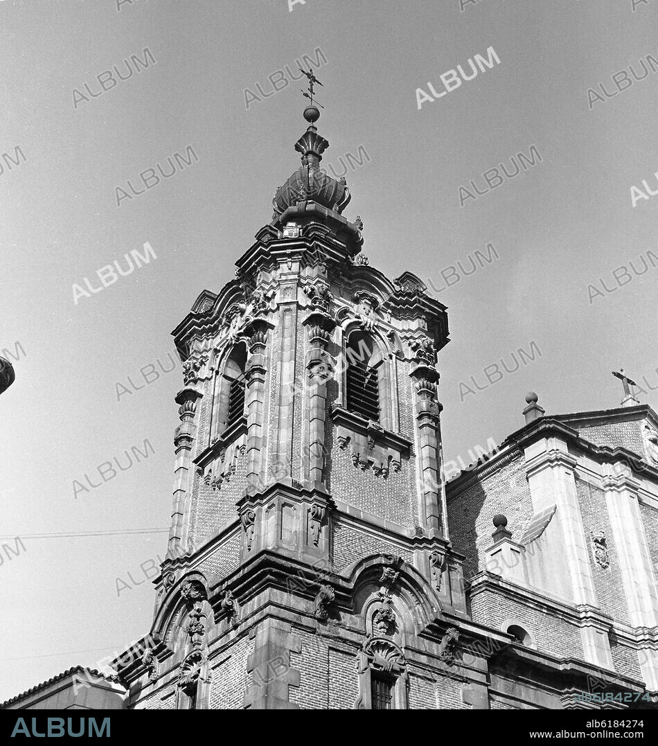 SEBASTIAN HERRERA 1619-1671 Y PEDRO DE RIBERA 1681. TORRE CAMPANARIO DEL CONVENTO DE NUESTRA SEÑORA DE MONTSERRAT - SIGLO XVIII - BARROCO ESPAÑOL - FOTOGRAFIA EN BLANCO Y NEGRO - AÑOS 60 -.