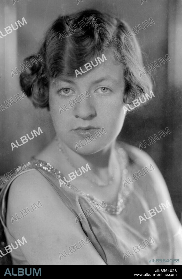USA WASHINGTON D C 1930-tal.. Orig. bildtext... DAUGHTER OF SWEDISH MINISTER TO MAKE DEBUT IN WASHINGTON The diplomatic bud of the year in Washington will be Miss Pauline Bostrom, daughter of Wollmar Bostrom, Swedish Minister to the United States. Miss Bostrom will make her debut at a tea to be given by the Minister and Madame Bostrom. (An especially posed and approved portrait of Miss Pauline Bostrom). Not. Boström, Wollmar Filip Anm. W Boström, 1878-1956, svensk diplomat i Washington DC 1925-1945. Debutant Halsband Läppstift Paljetter CD577 persons: PAULINE BOSTRÖM sites: SVERIGE*;WASHINGTON D C;USA.