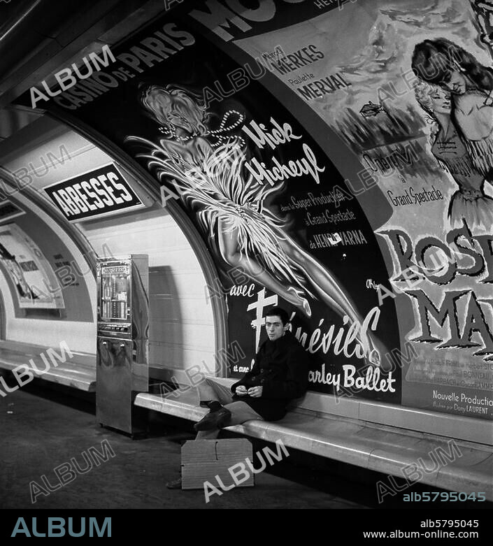 Paris (France), Métro Station Abbesses. (underground system, opened 1898). Passenger waiting on the platform. Photo, undated.